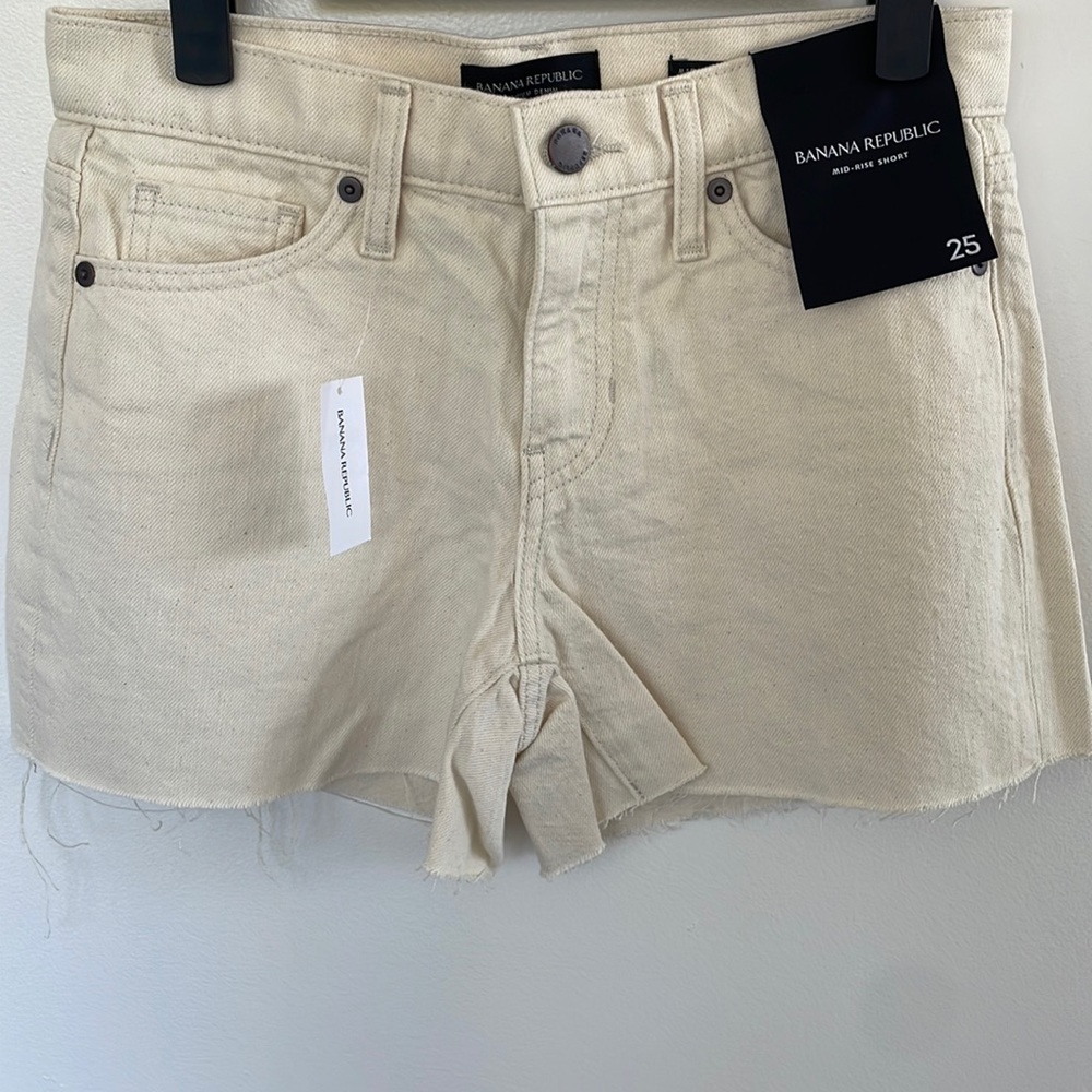 NWT Banana Republic cream mid rise raw hem vacation denim shorts. Size 25